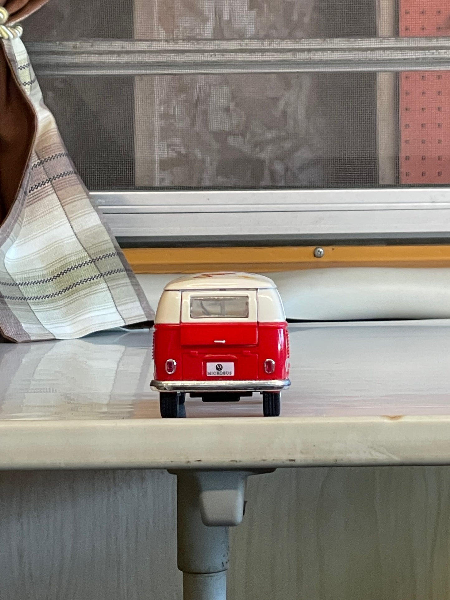 1962 Volkswagen Classical Bus - Die Cast Model Car - Kinsmart KT5060 Scale 1/32